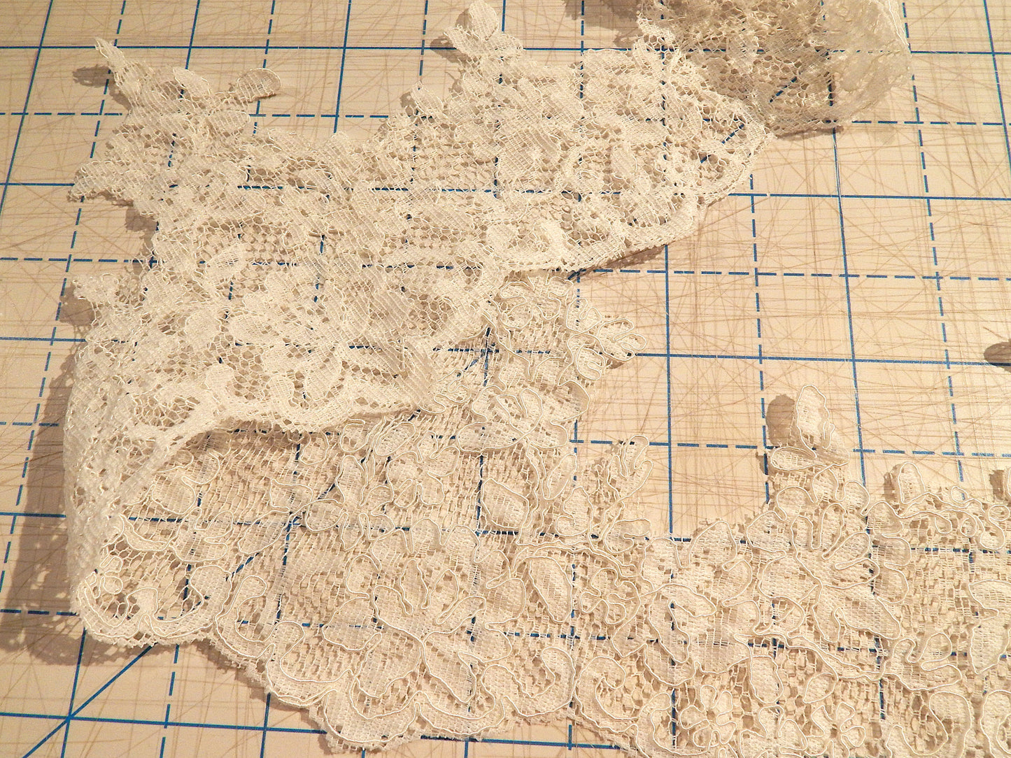 Ivory Scalloped Alencon Bridal Lace Trim - BTY