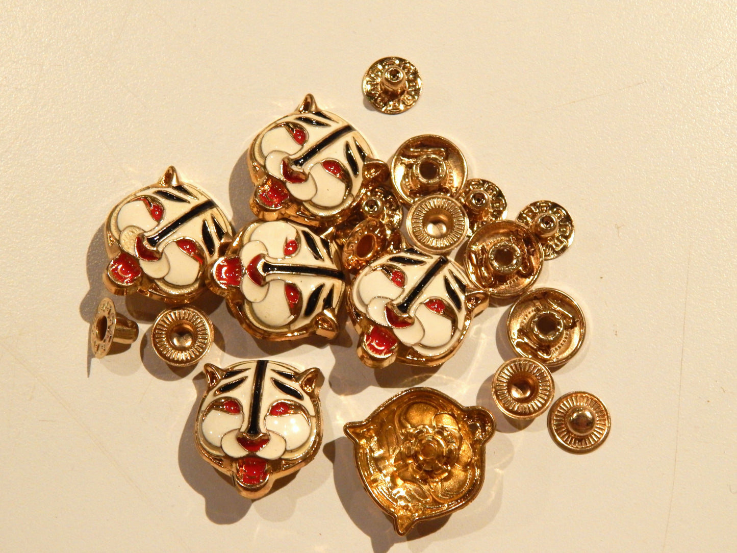 White and Gold Tiger Head Snaps