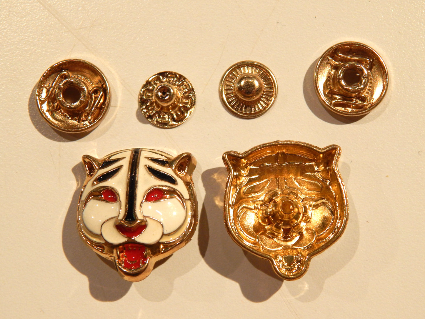 White and Gold Tiger Head Snaps
