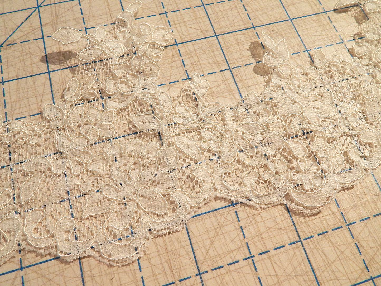 Ivory Scalloped Alencon Bridal Lace Trim - BTY