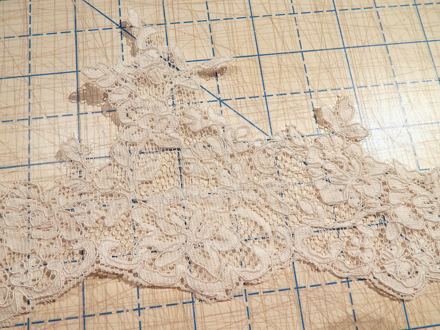 White Scalloped Alencon Bridal Lace Trim - BTY