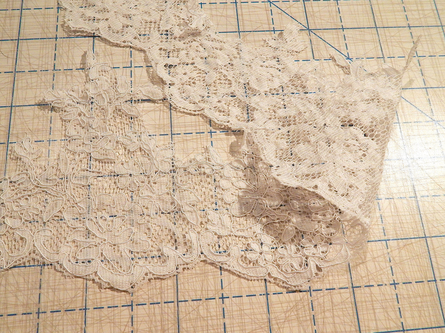 White Scalloped Alencon Bridal Lace Trim - BTY