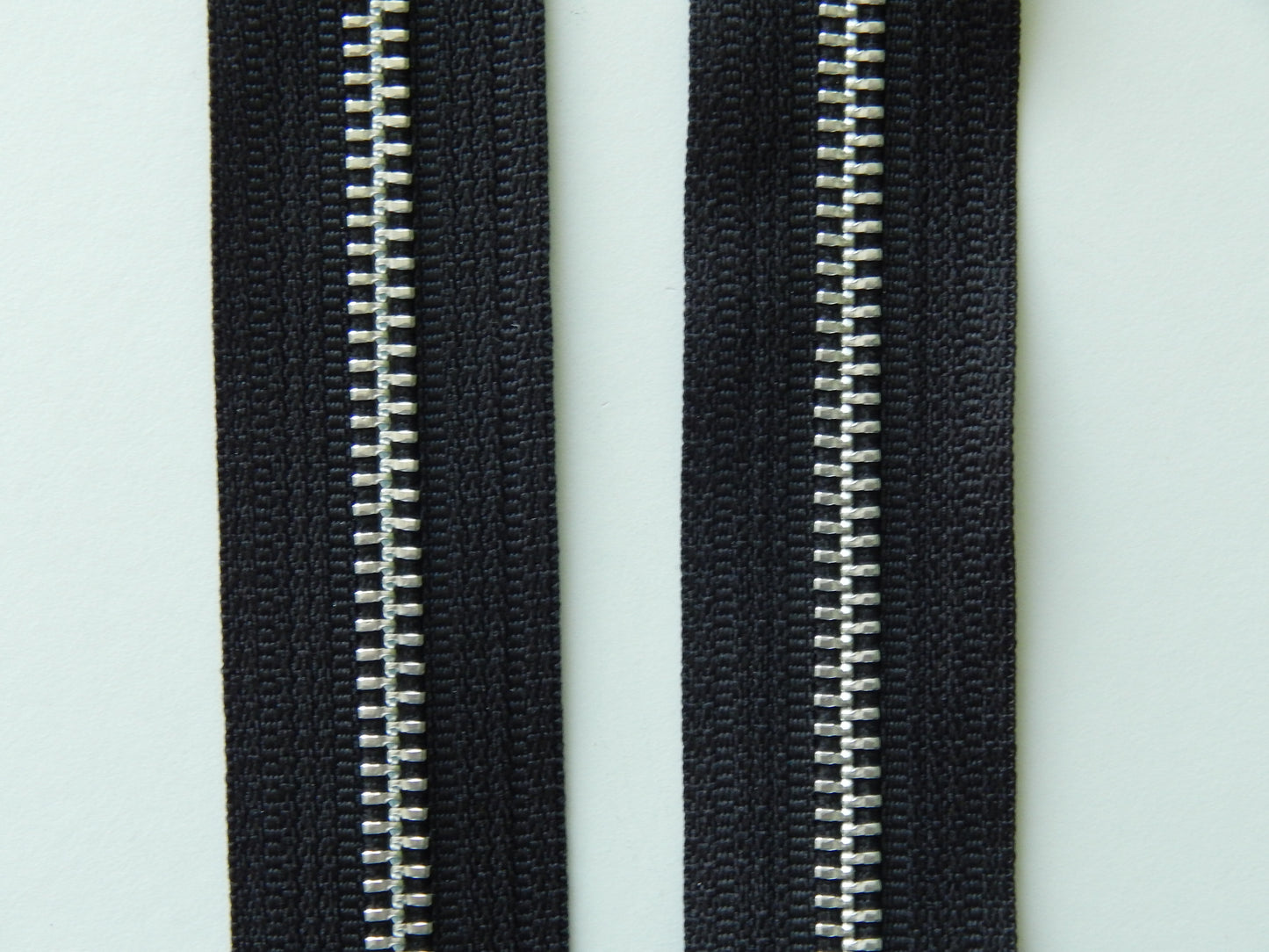 black and aluminum zipper