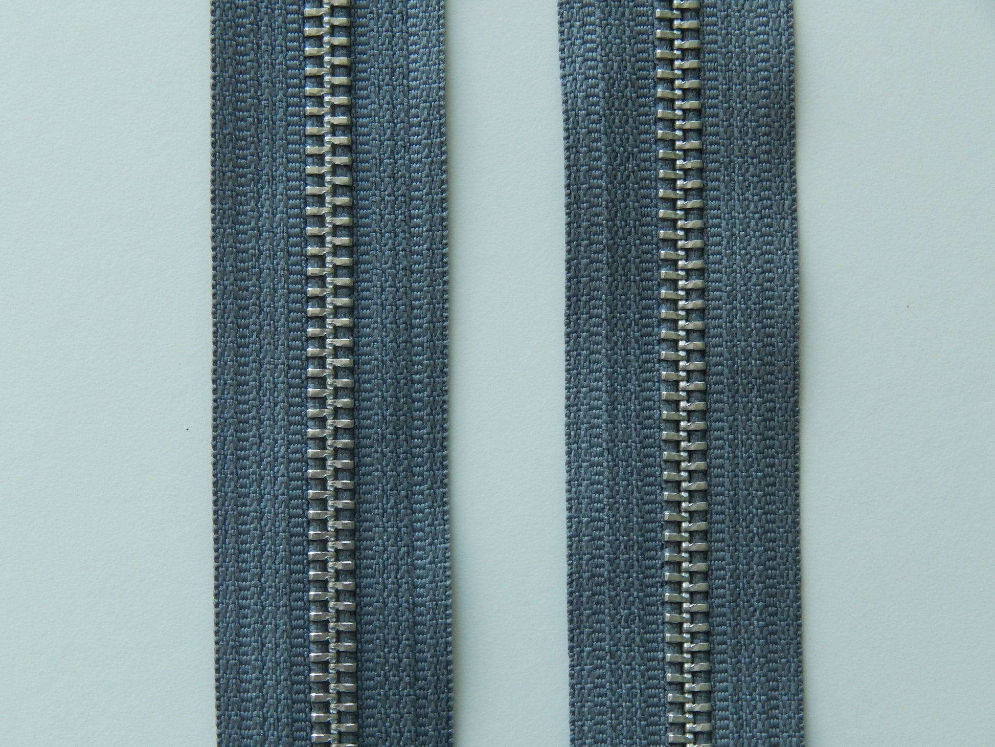 gray and aluminum zipper