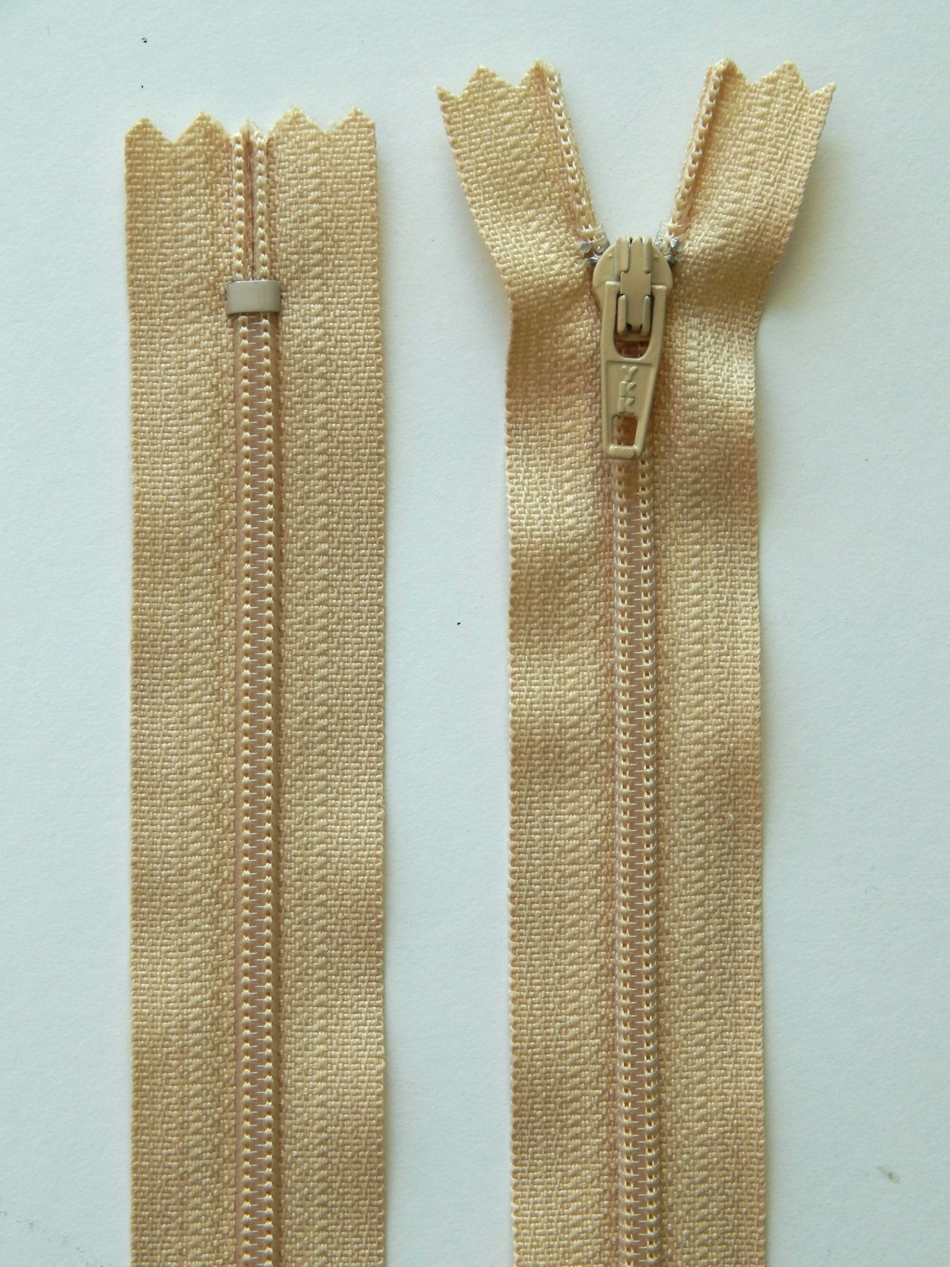 nude plastic nonseparating skirt zipper