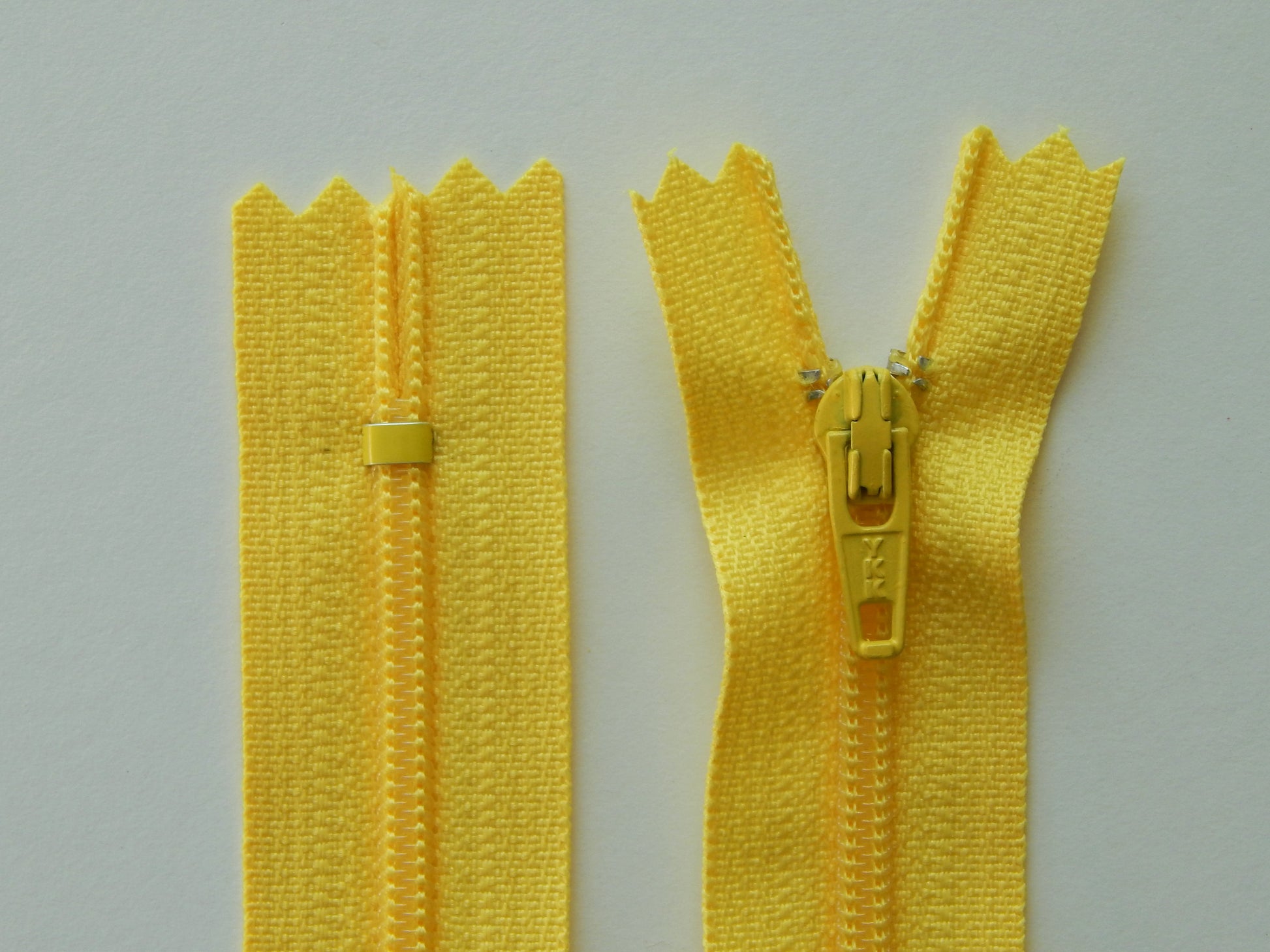 daisy yellow nylon dress zipper