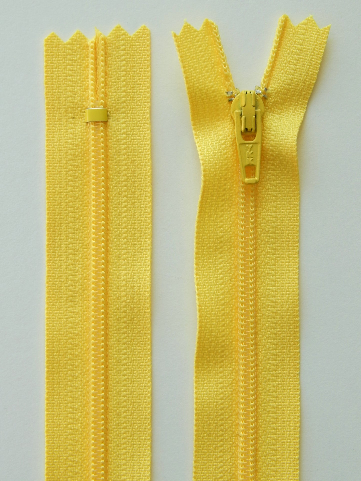 yellow plastic nonseparating skirt zipper