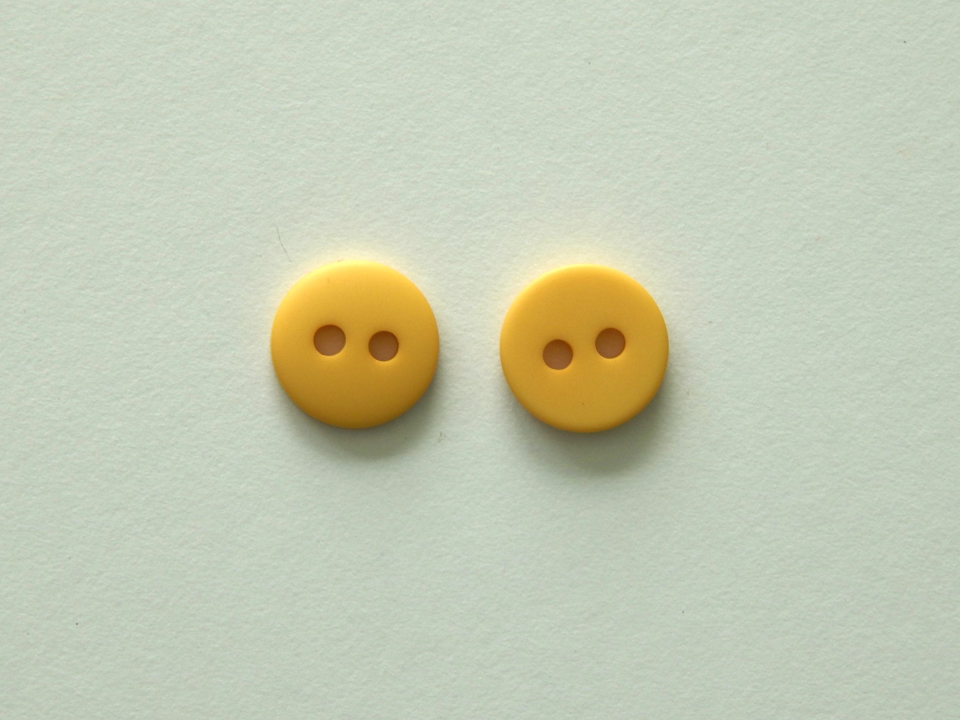 yellow plastic shirting buttons