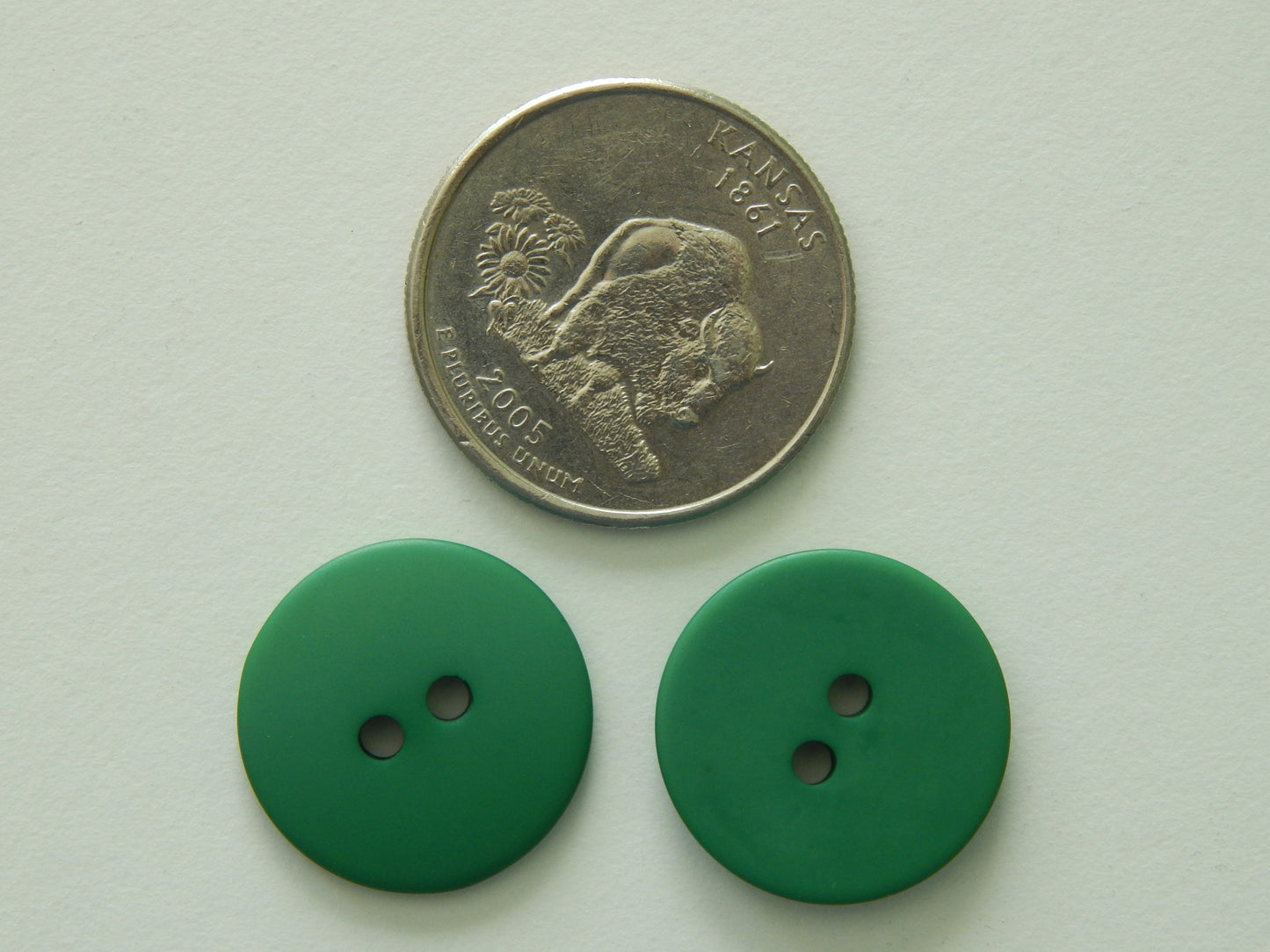 kelly green 2 hole buttons