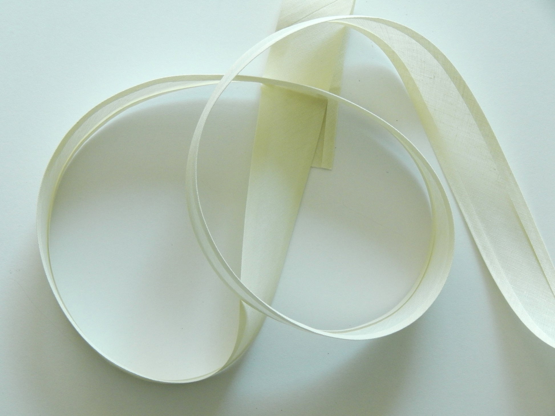 1" cotton and polyester single fold white bias binding