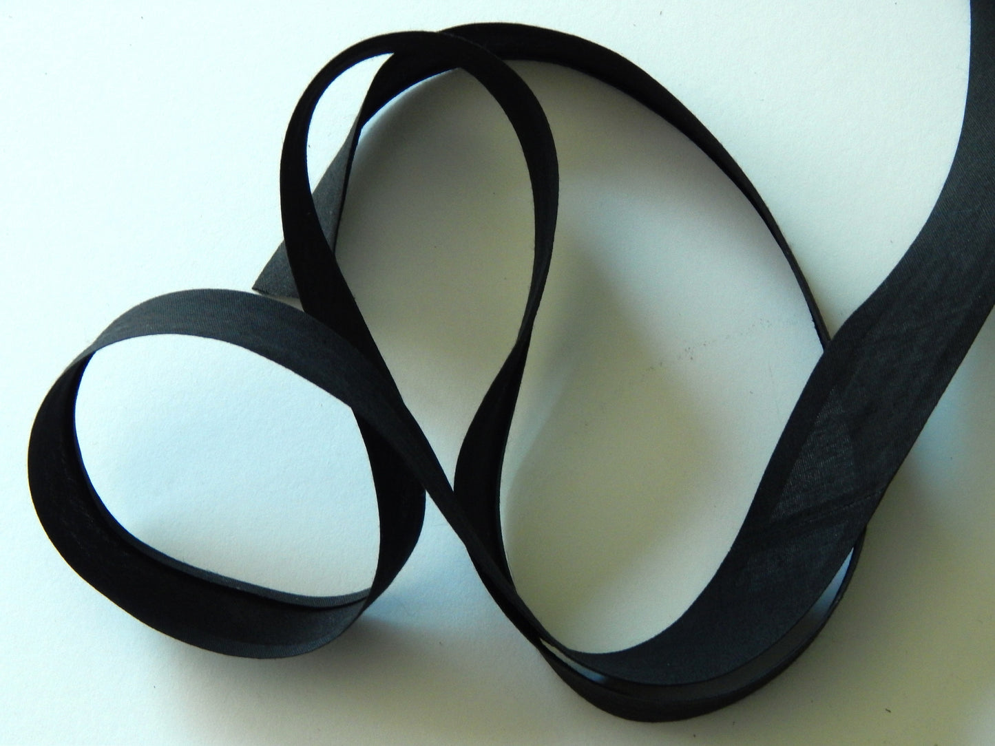 1" cotton and polyester single fold black bias binding